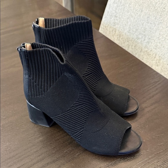 Adrienne Vittadini Black Ribbed Ankle Boots - Picture 4 of 5